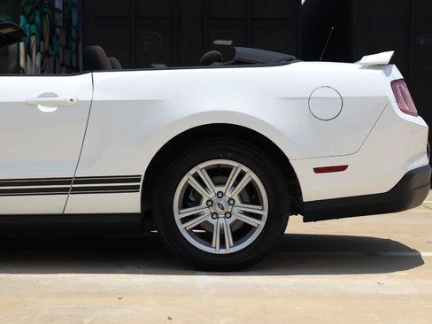 Used 2010 Ford Mustang Convertible RWD image 21