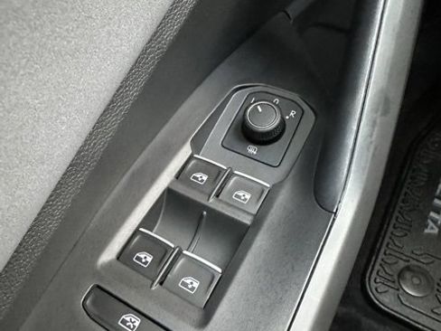 Used 2025 Volkswagen Jetta SE image 18