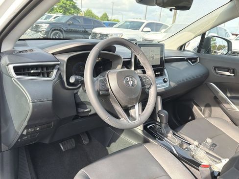 Used 2024 Toyota Corolla Cross XLE w/ Convenience Package FWD image 10