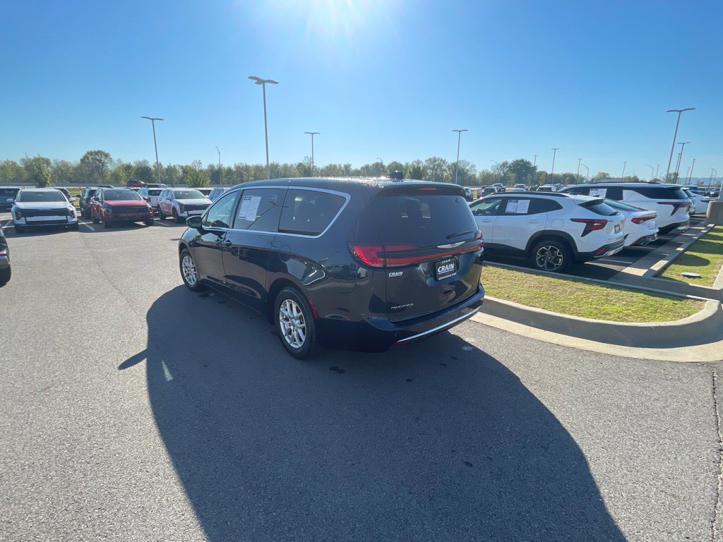 Used 2023 Chrysler Pacifica Touring-L FWD image 5