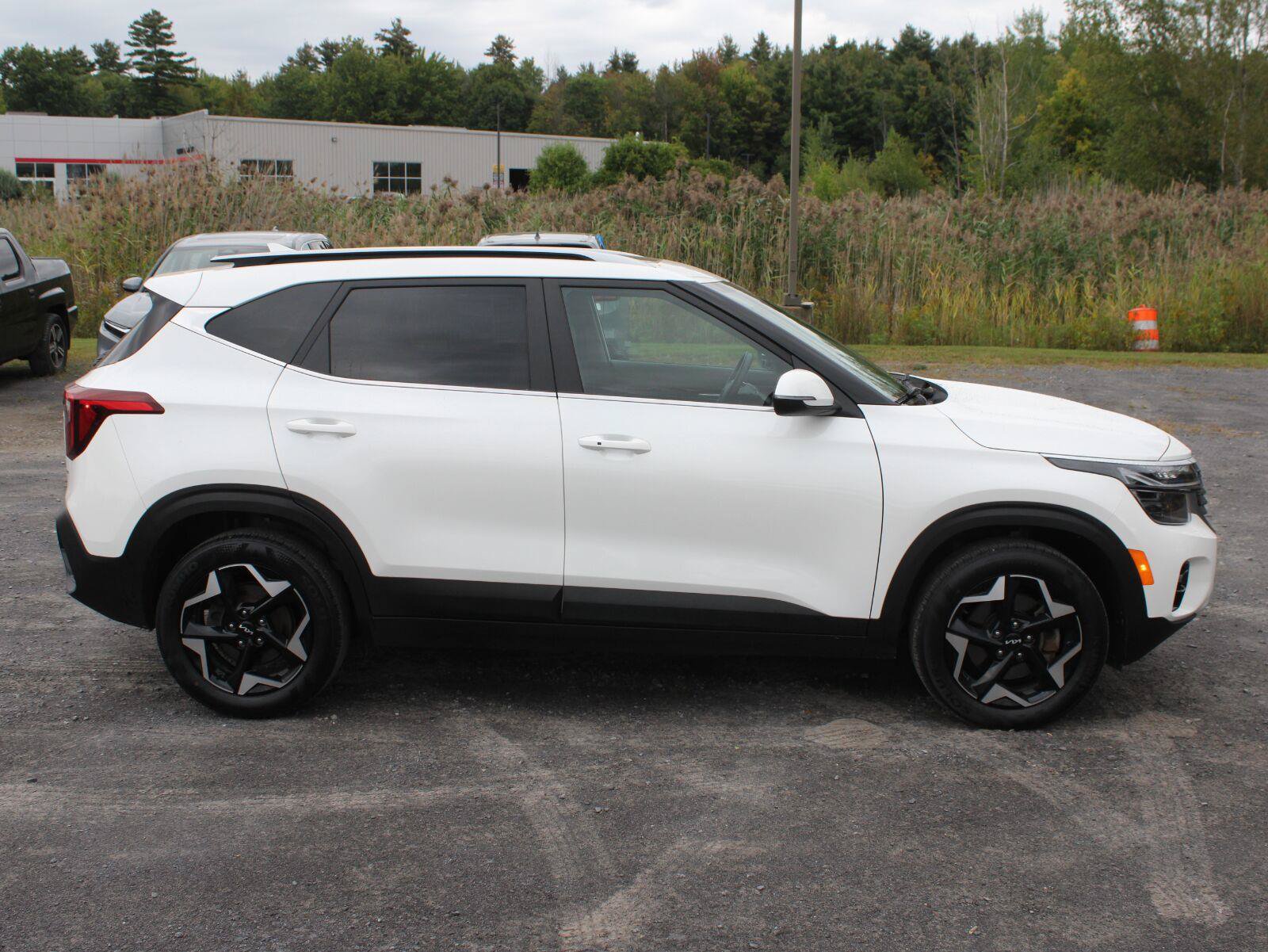 Used 2024 Kia Seltos EX AWD/4WD image 4