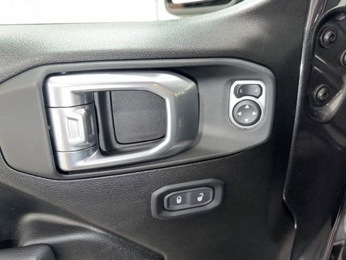 Used 2025 Jeep Wrangler Unlimited Rubicon w/ Convenience Group AWD/4WD image 11