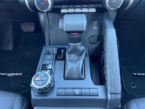 Used 2024 Toyota Tacoma TRD Off-Road image 28