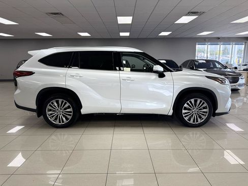 Used 2023 Toyota Highlander Platinum FWD image 3