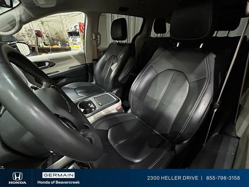 Used 2024 Chrysler Pacifica Limited FWD image 26