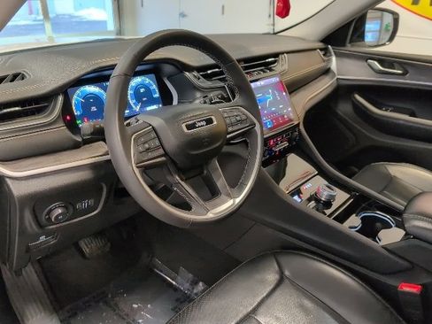 Used 2023 Jeep Grand Cherokee Limited w/ Luxury Tech Group II image 11