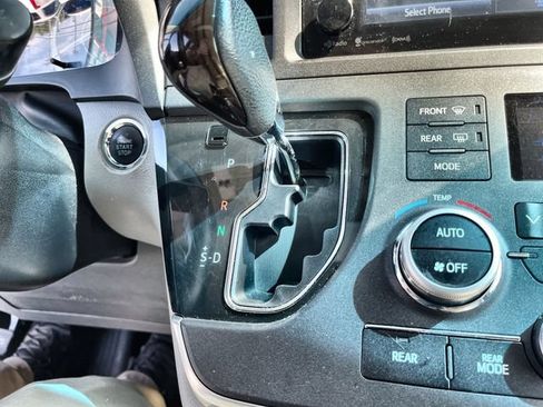 Used 2017 Toyota Sienna XLE AWD/4WD image 21