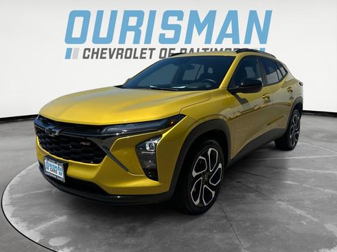Used 2025 Chevrolet Trax RS FWD image 2