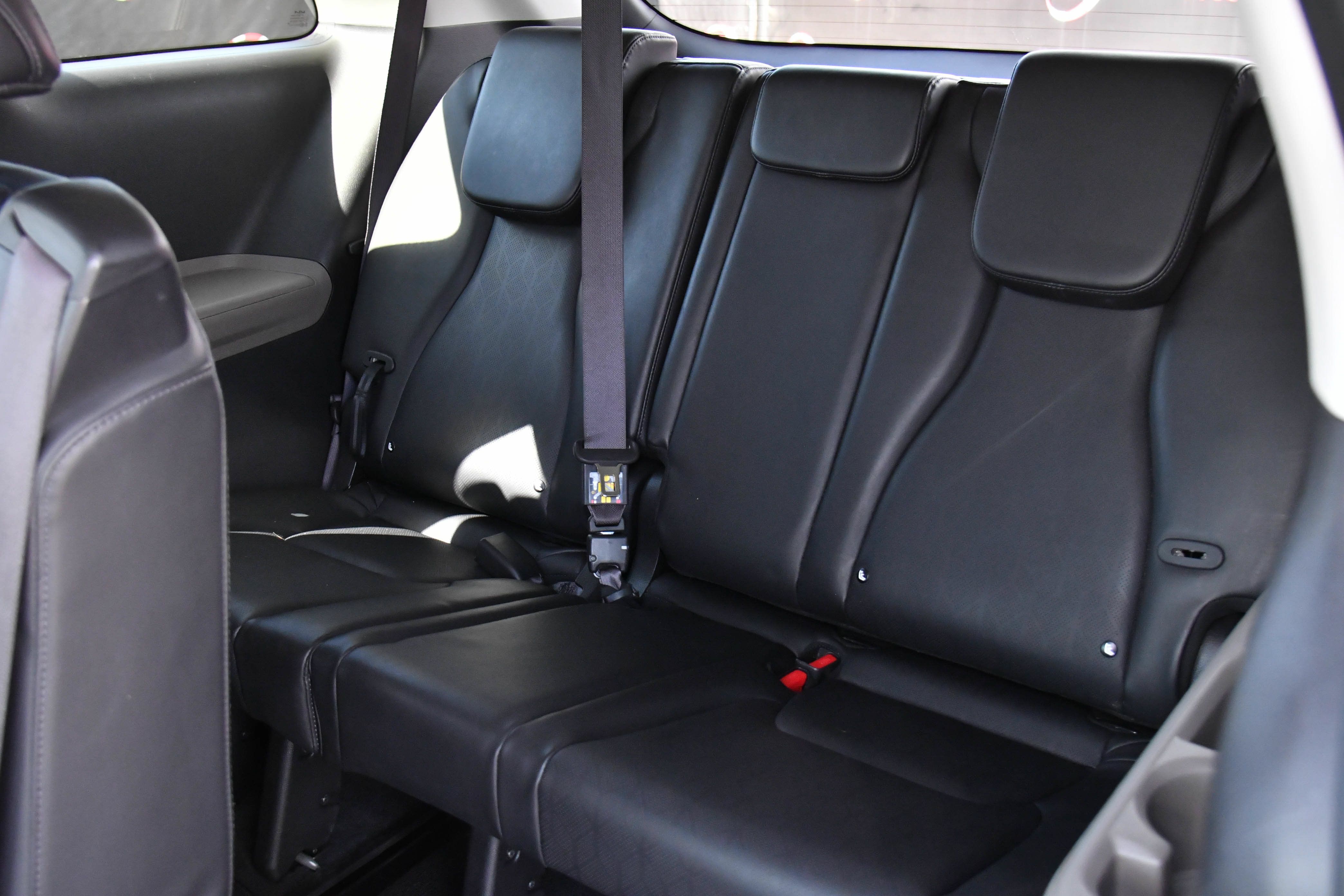 Used 2025 Kia Carnival FWD image 38