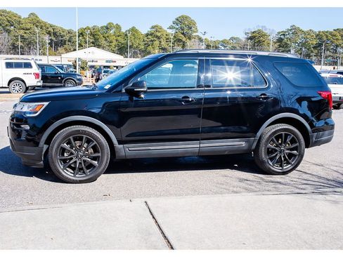 Used 2018 Ford Explorer XLT w/ Equipment Group 202A image 3