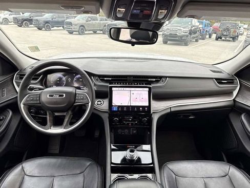 Used 2023 Jeep Grand Cherokee Limited w/ Black Appearance Package image 12