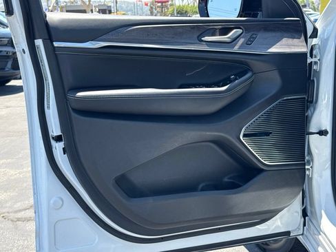Used 2023 Jeep Grand Cherokee Overland AWD/4WD image 20