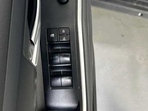 Used 2023 Toyota Highlander XLE image 17