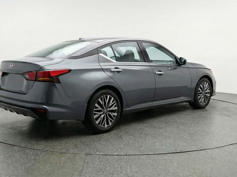 Used 2025 Nissan Altima 2.5 SV FWD image 9