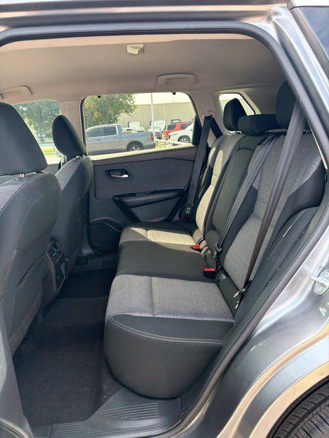 Used 2021 Nissan Rogue SV FWD image 9
