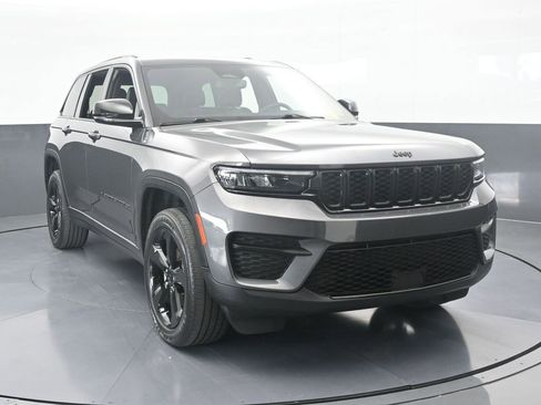 Used 2023 Jeep Grand Cherokee Altitude image 9