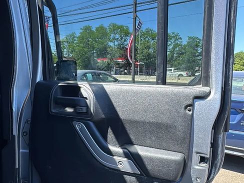 Used 2014 Jeep Wrangler Unlimited Rubicon w/ Connectivity Group AWD/4WD image 16