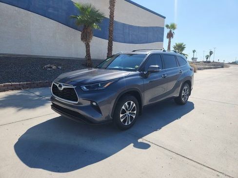 Used 2025 Toyota Highlander XLE image 1