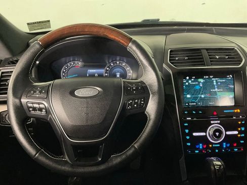 Used 2018 Ford Explorer Platinum image 17