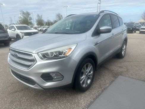 Used 2017 Ford Escape SE w/ Equipment Group 201A image 3