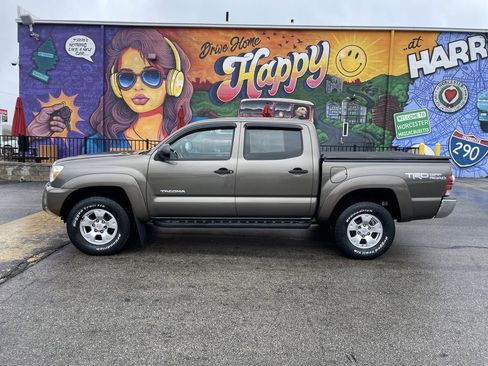 Used 2014 Toyota Tacoma 4x4 Double Cab w/ TRD Off-Road Package image 2