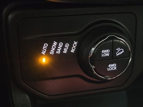 Used 2018 Jeep Renegade Trailhawk w/ Cold Weather Group II AWD/4WD image 6