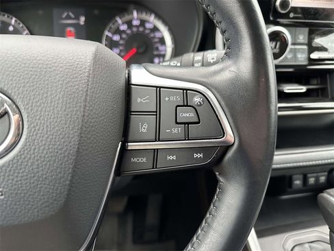 Certified 2021 Toyota Highlander LE image 7