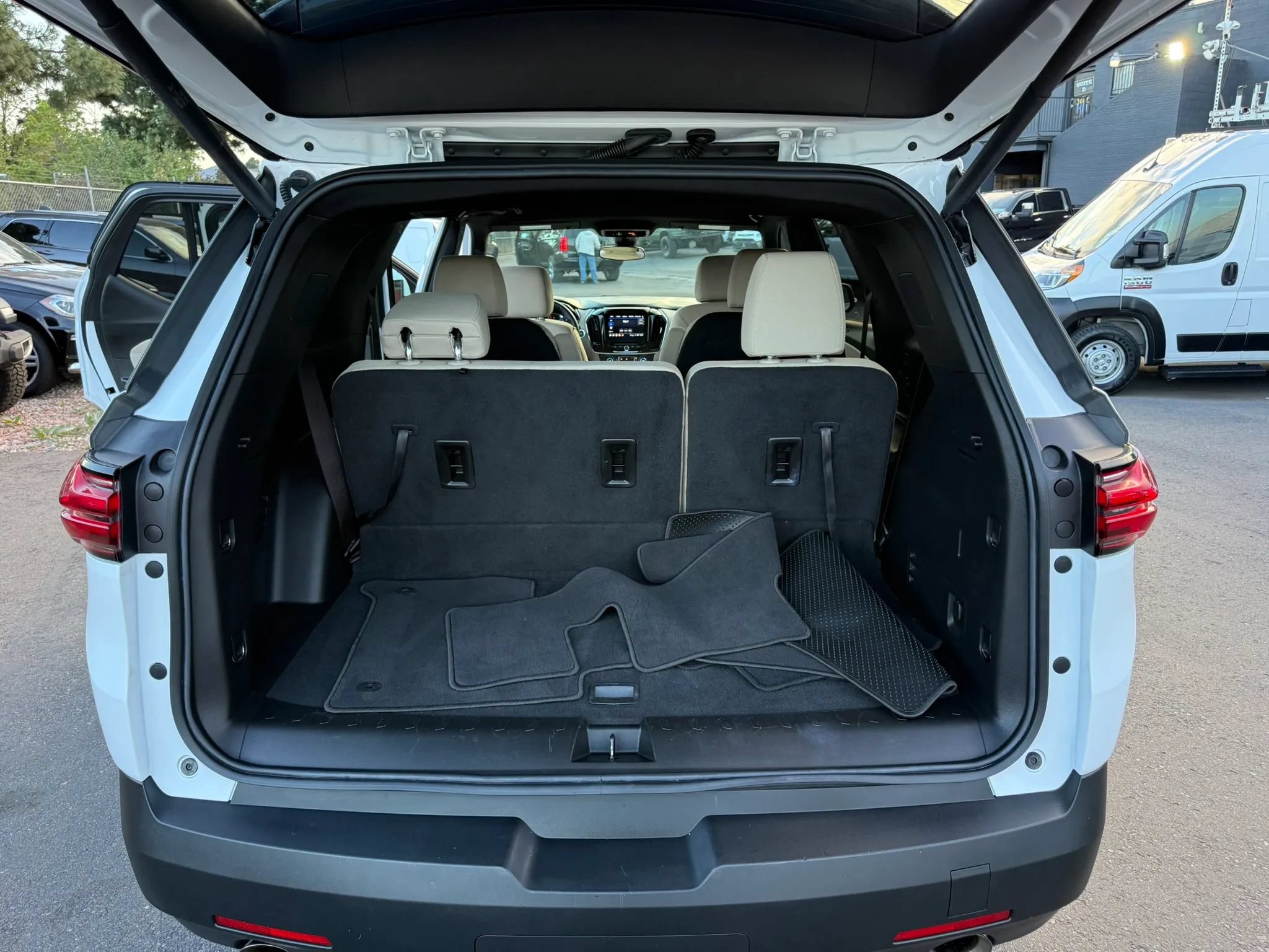Used 2023 Chevrolet Traverse LT w/ LPO, Cargo Package AWD/4WD image 33