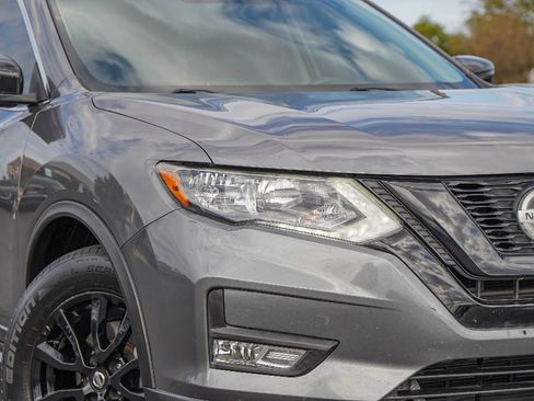 Used 2018 Nissan Rogue SV w/ Premium Package image 2