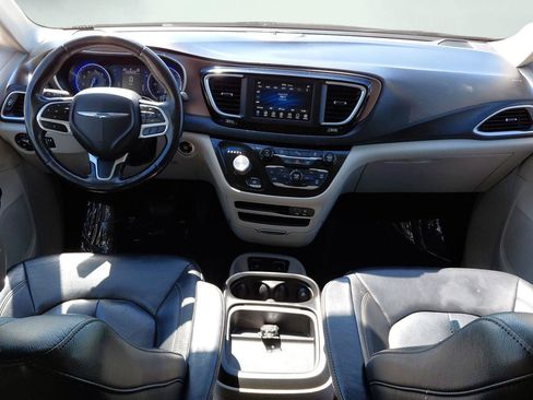 Used 2019 Chrysler Pacifica Touring-L FWD image 41