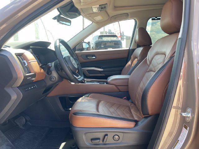 Used 2024 Nissan Pathfinder Platinum w/ Cargo Package AWD/4WD image 23