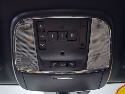 Used 2018 Jeep Grand Cherokee Altitude AWD/4WD image 19