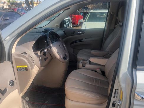 Used 2012 Kia Sedona EX w/ Luxury Pkg FWD image 19