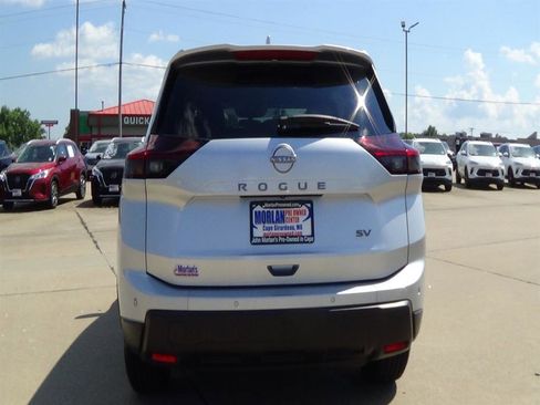 Used 2024 Nissan Rogue SV image 7