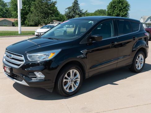 Used 2017 Ford Escape SE w/ SE Cold Weather Package AWD/4WD image 5