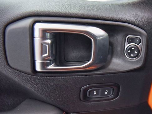 Used 2025 Jeep Wrangler Unlimited Rubicon w/ Technology Group image 15