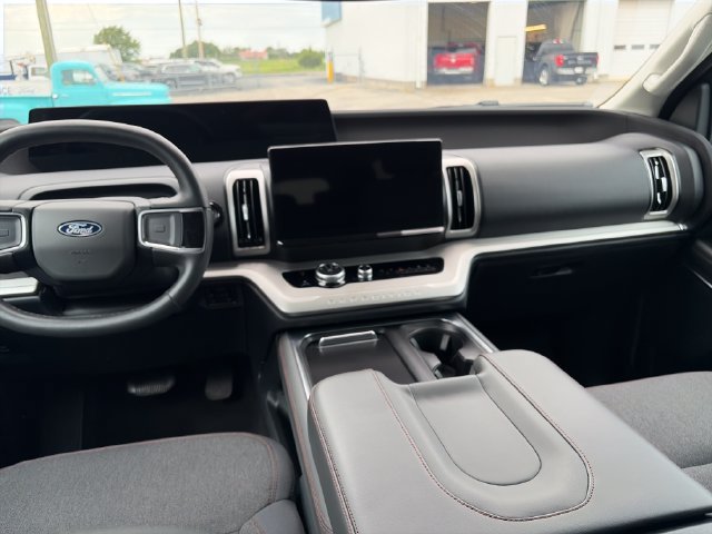 Used 2025 Ford Expedition Max Active AWD/4WD image 13