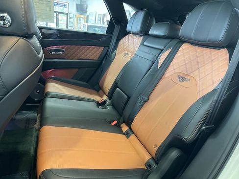 Used 2022 Bentley Bentayga AWD/4WD image 35
