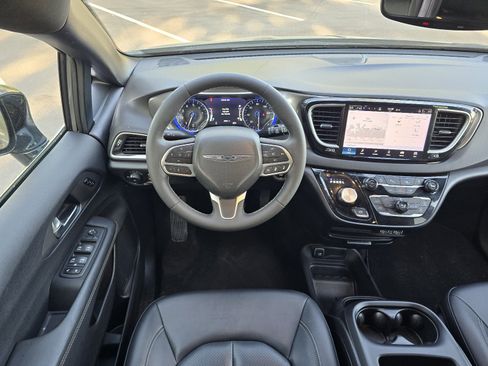Used 2025 Chrysler Pacifica Select FWD image 14