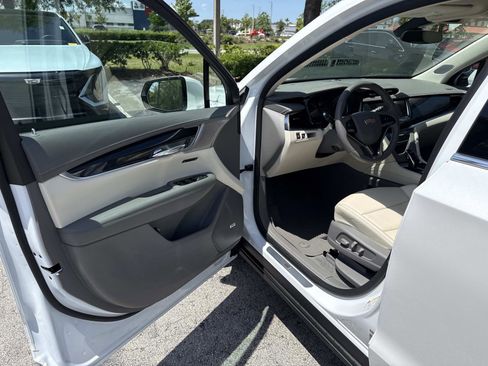 Certified 2025 Cadillac XT6 Premium Luxury w/ LPO, Floor Liner Package AWD/4WD image 20