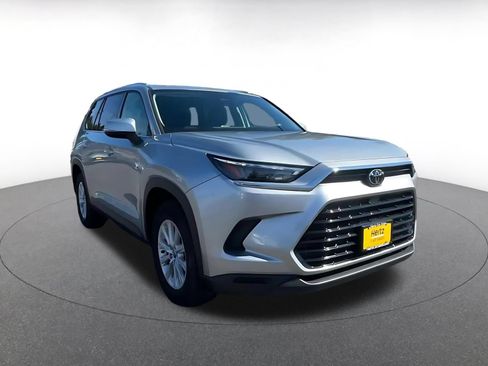 Used 2024 Toyota Grand Highlander AWD image 3