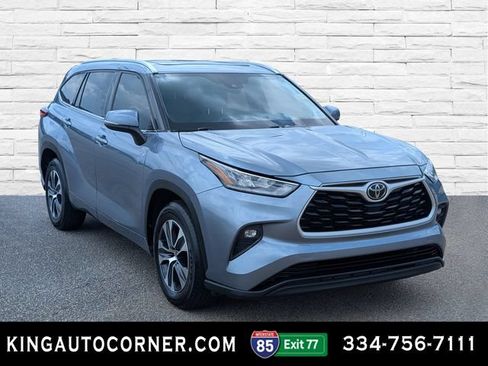 Used 2020 Toyota Highlander XLE FWD image 3