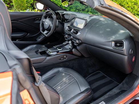 Used 2023 Aston Martin V8 Vantage Roadster RWD image 25