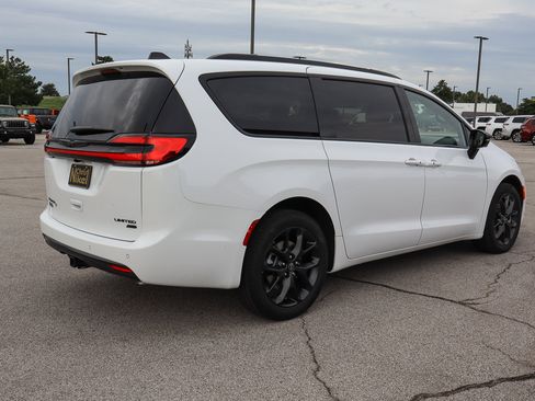 New 2026 Chrysler Pacifica Limited w/ S Appearance Package image 5