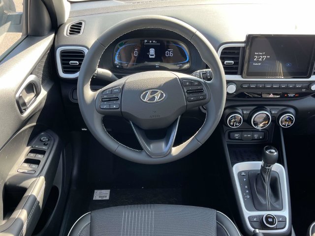 Used 2025 Hyundai Venue Limited FWD image 14