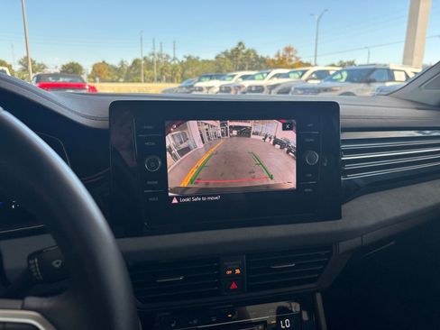 Used 2025 Volkswagen Jetta SE image 23