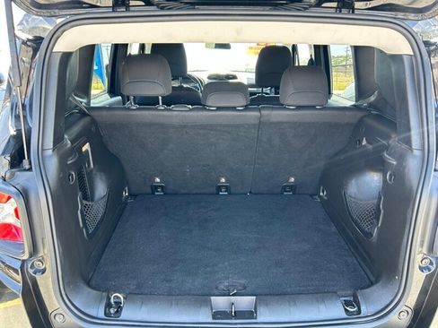Used 2018 Jeep Renegade Altitude FWD image 32