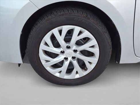 Used 2018 Toyota Corolla LE FWD image 7