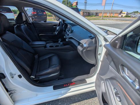 Used 2019 Nissan Altima 2.5 SR FWD image 12