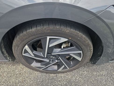 Used 2024 Hyundai Elantra Limited FWD image 11